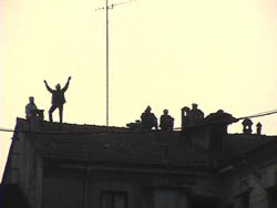 gli okkupanti di via Adda sul tetto, il giorno dello sgombero