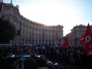 Piazza della Repubblica che si riempie alla partenza del corteo