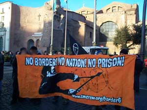 Lo striscione del gruppo antiautoritario