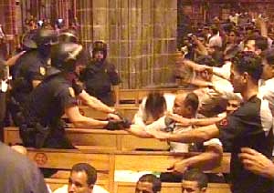 la polizia nella chiesa
