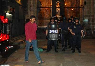 la polizia nella chiesa