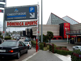L'immancabile parcheggio, auto e centri commerciali sono strettamente legati, tutti infatti hanno immensi parcheggi - Roma Cinecittà 2 - foto Tactical Media Crew