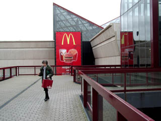 McDonald's in un centro commerciale - Roma Cinecittà 2 - foto Tactical Media Crew