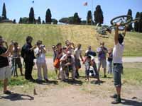 la gloria del cannibale della s.cinzia, vittorioso al circo massimo, circondato dai fotografi