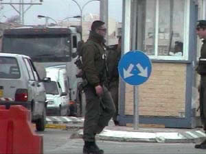 soldato israeliano al checkpoint