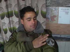 il controllore dei passaporti militare dell' esercito di Israele