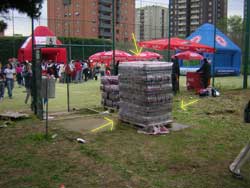 questa pila di bottigliette coca-cola è la parte didattica o quella sportiva della fuoriclasse cup?