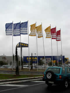 L'entrata nella cittadella IKEA - foto Tactical Media Crew